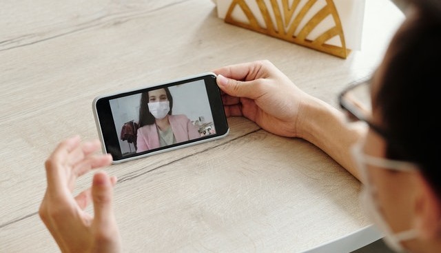 Hombre haciendo una videollamada con el móvil