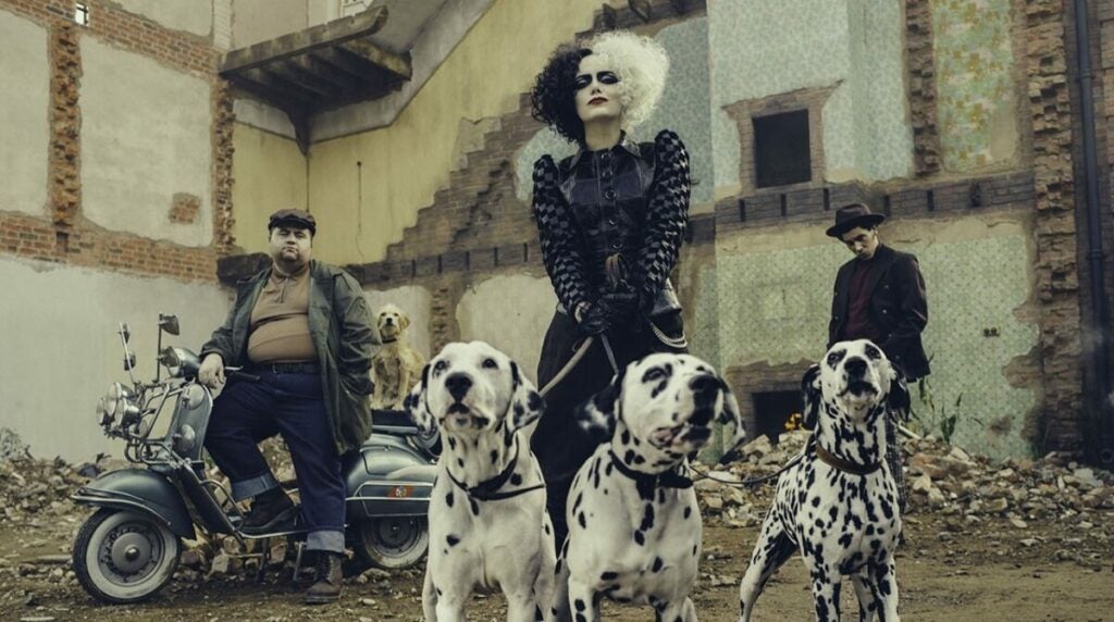 Cruella con dálmatas