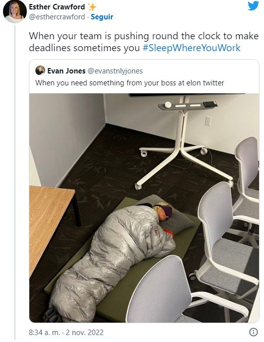 Empleada durmiendo en la sede de Twitter