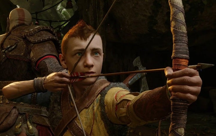 Atreus apuntando con arco en God of War Ragnarök