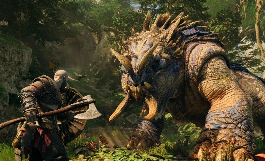 Kratos contra un gran enemigo en GoW Ragnarok
