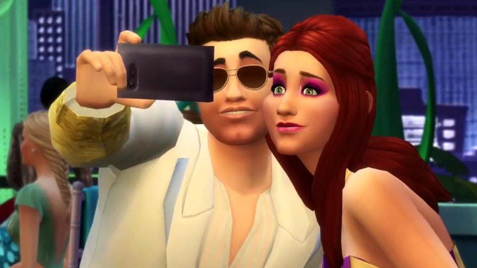 Sims tomándose un selfie en the sims 4