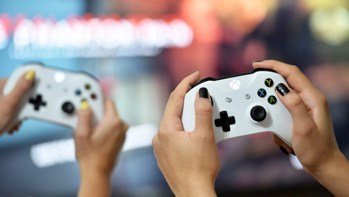 Amigos jugando a la Xbox