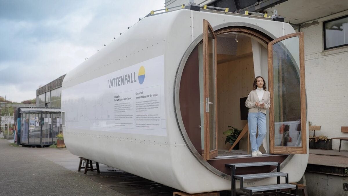 Casa con turbina eolica