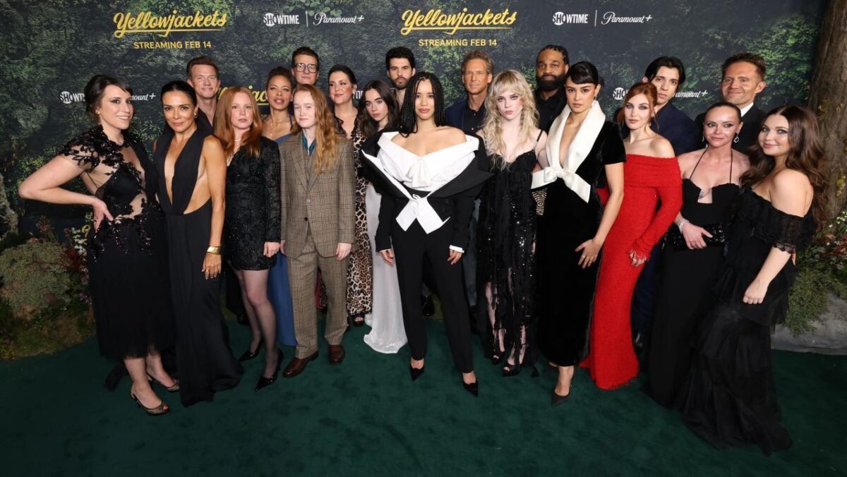 El elenco de Yellowjackets se junta en una romántica premiere de su tercera temporada