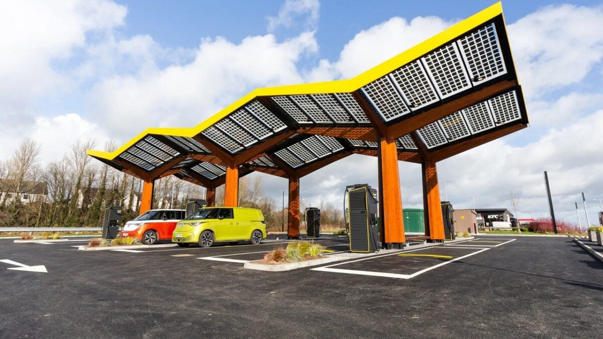 La nueva estación Fastned cuenta con supercargadores de 400 kW, superando a Tesla