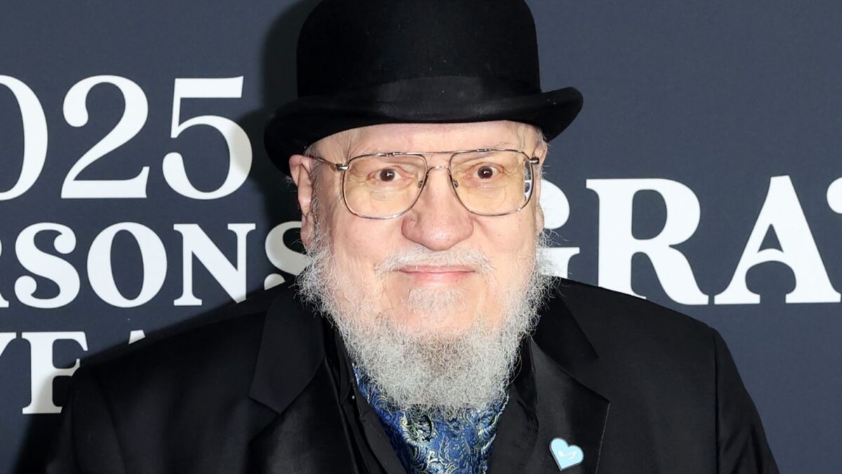 George R. R. Marin ya no sabe cómo decir que sigue escribiendo, pese a los retrasos de sus libros