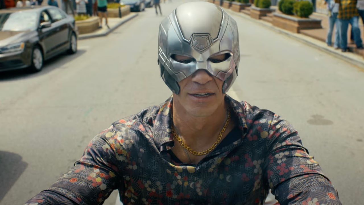 John Cena aparece en la Comic-Con como Peacemaker para la presentación de su segunda temporada