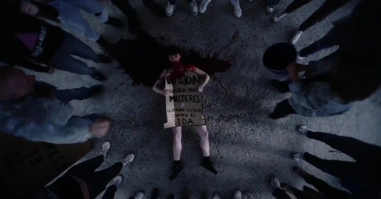 El enfant terrible del cine español nos propone en su nueva miniserie un giro al mito vampírico: ¿y si contrajeran SIDA?