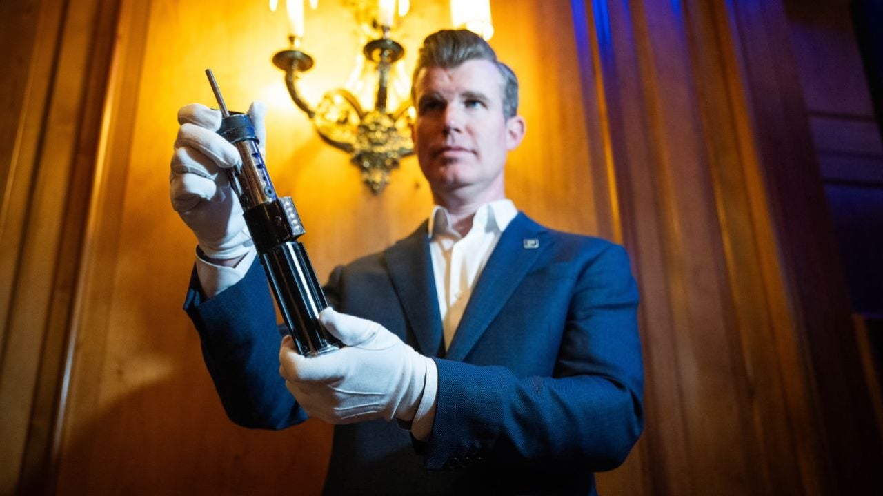 Han comprado el sable láser de Darth Vader, y no te haces una idea del dineral que se han gastado