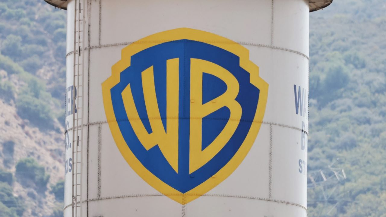 Warner es la nueva niña bonita de Hollywood: todos quieren comprarla