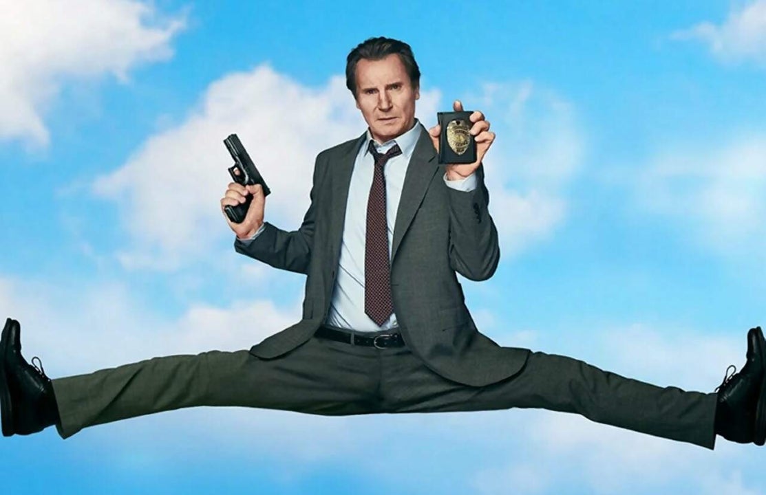 Liam Neeson se ríe hasta de su propia sombra en una de las comedias más exitosas de 2025 que llega por primera vez a streaming