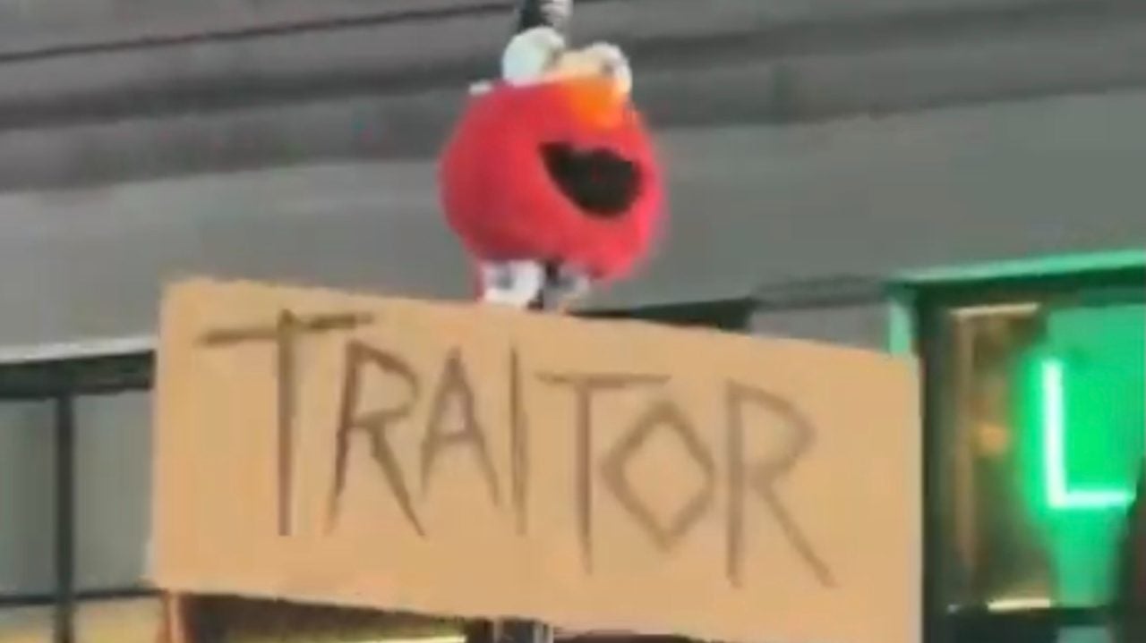 “¡Perdonadme!”. Elmo, el adorable muppet de ‘Barrio Sésamo’, se ha ganado el odio de Nueva York por culpa… del baloncesto