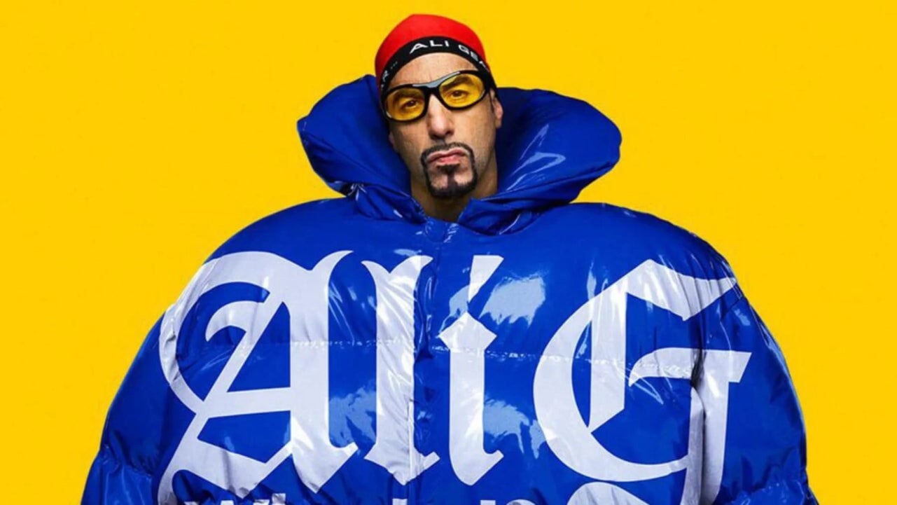 Han pasado 24 años desde la película de Ali G, pero Sacha Baron Cohen le ha resucitado por sorpresa. ¡Y ya tenemos su primer tráiler!