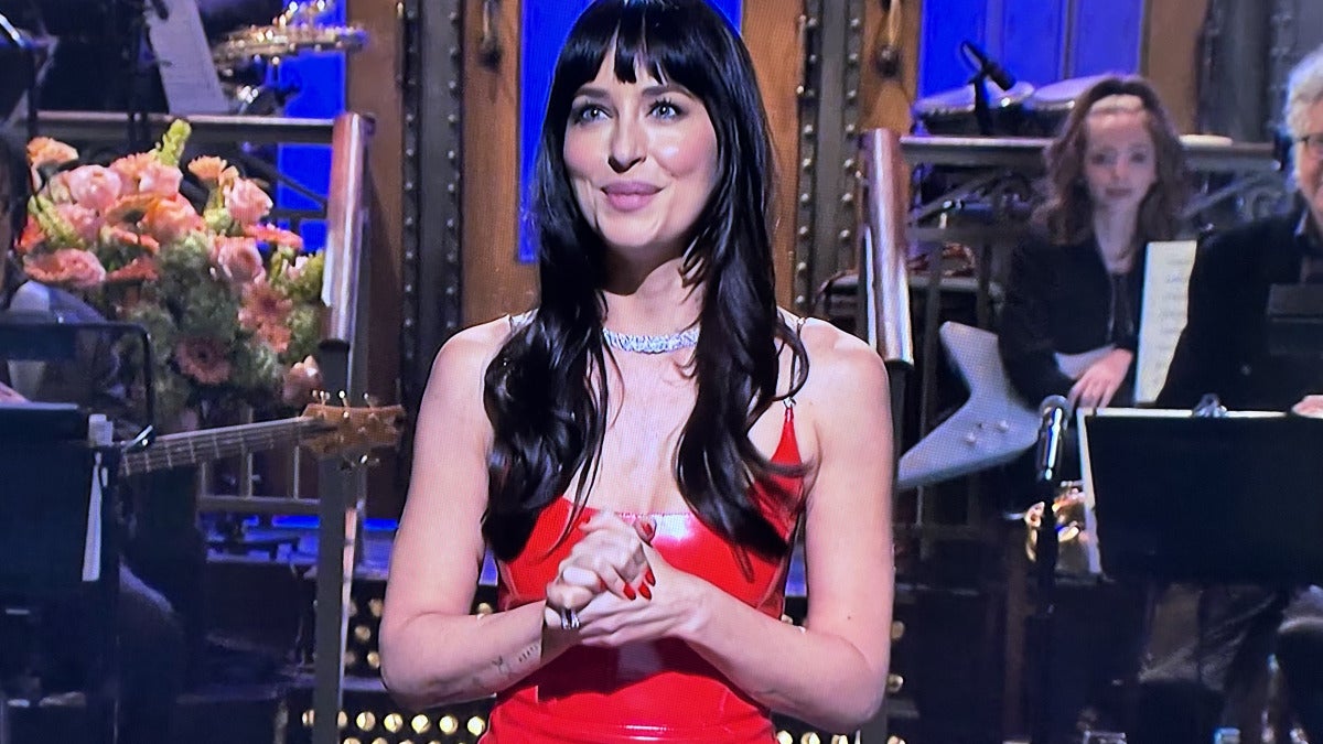 Taylor Swift aparece por sorpresa en SNL: roba el foco a Dakota Johnson