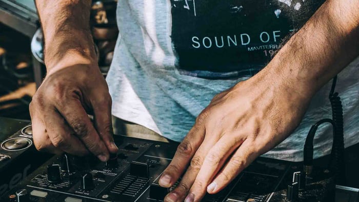 VirtualDJ to start mixing music 8