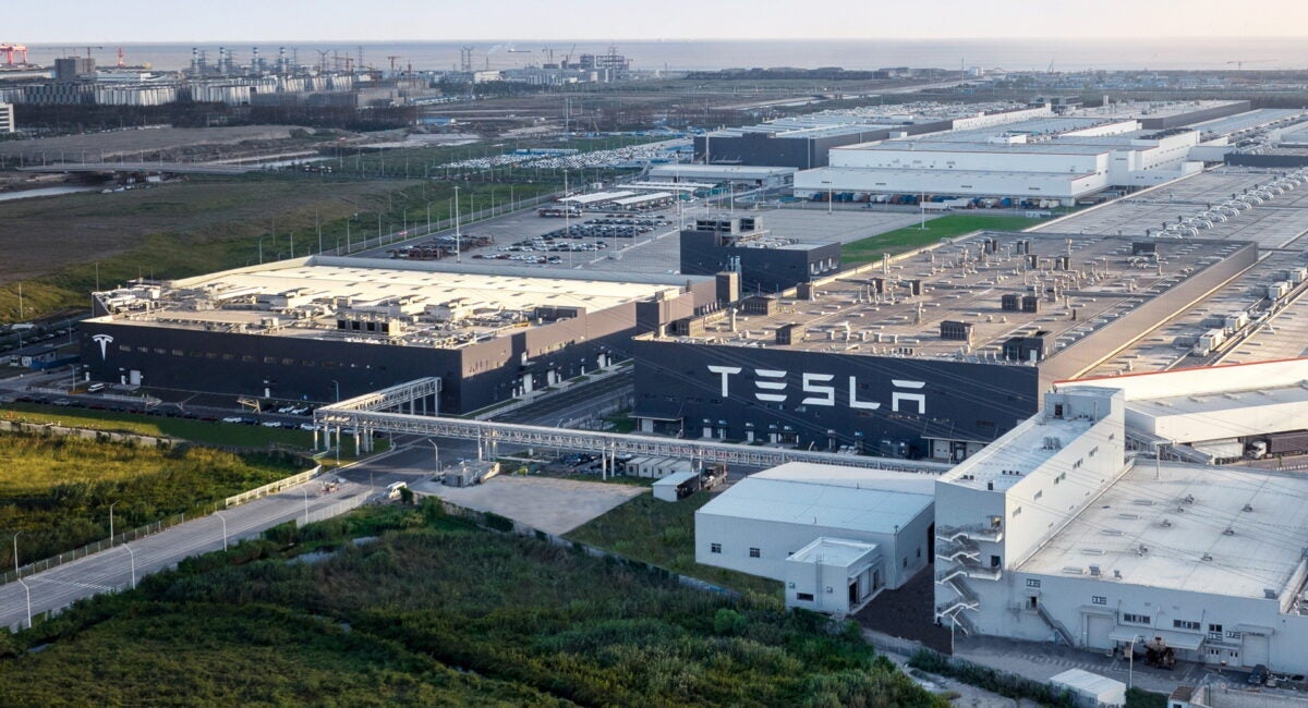 Tesla desperately in the U.S. to try to sell cars in the midst of a reputational crisis