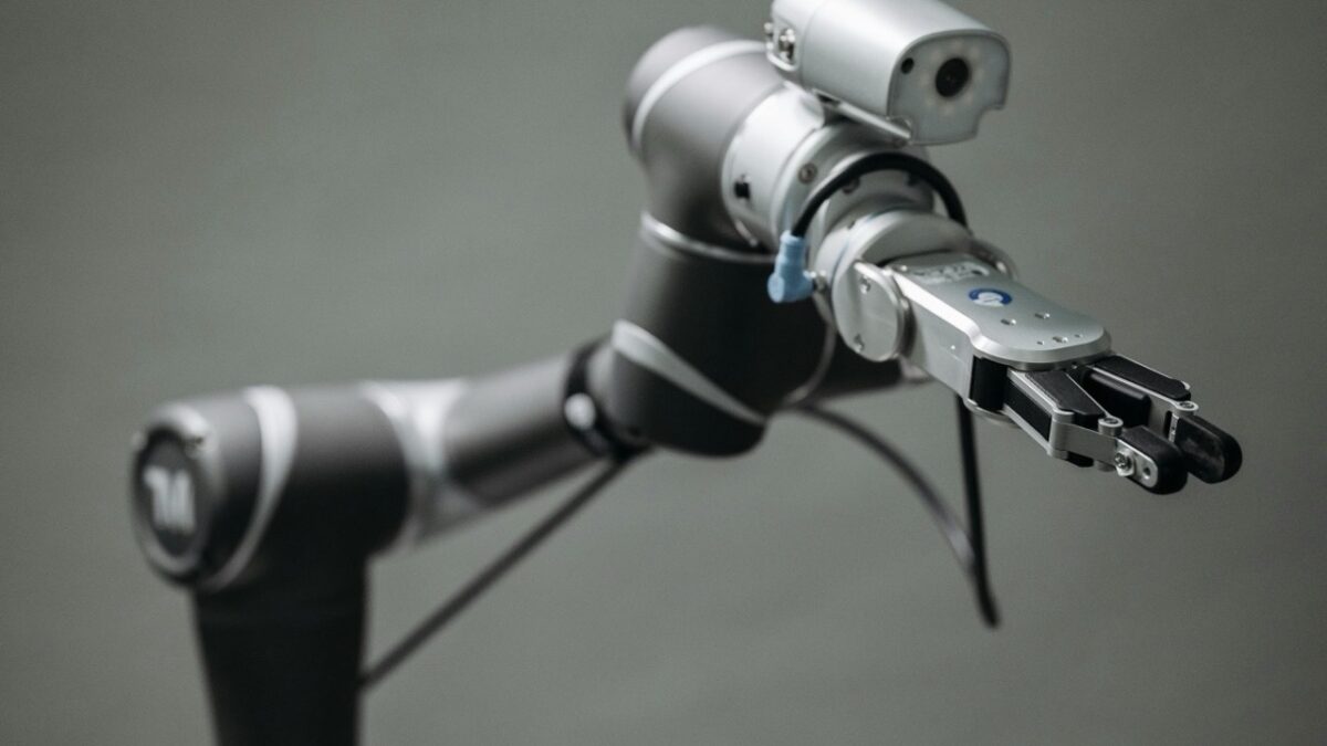 Is Apple waiting for “the robotic arms” to build iPhones in the US? That’s what a Trump official claims