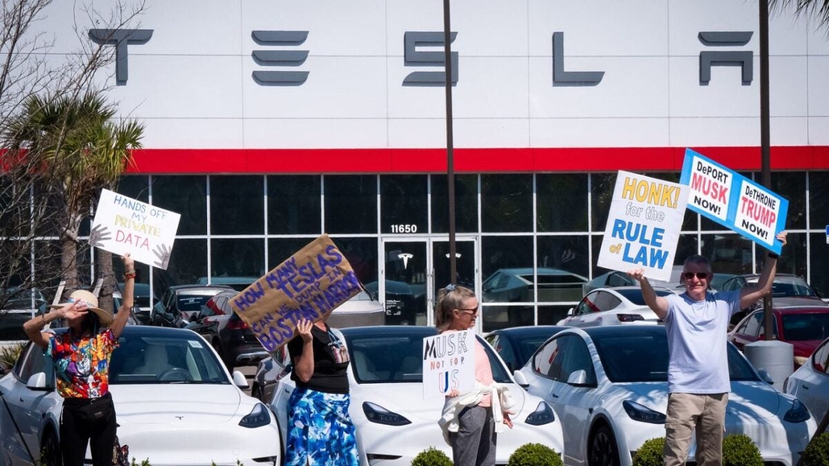 New York Lawmakers Challenge Tesla’s Direct Sales Exemption