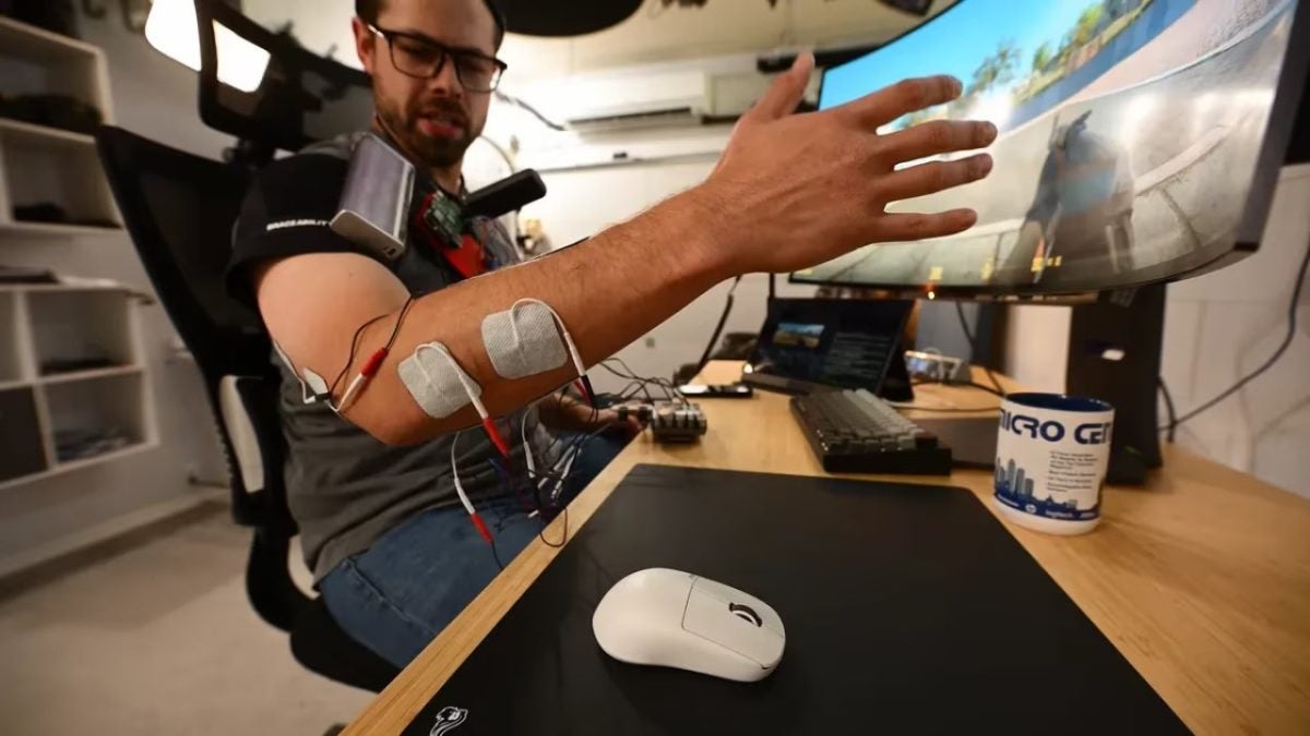 YouTuber develops a device to control his mouse with the muscles of his arm and self-torture at the same time