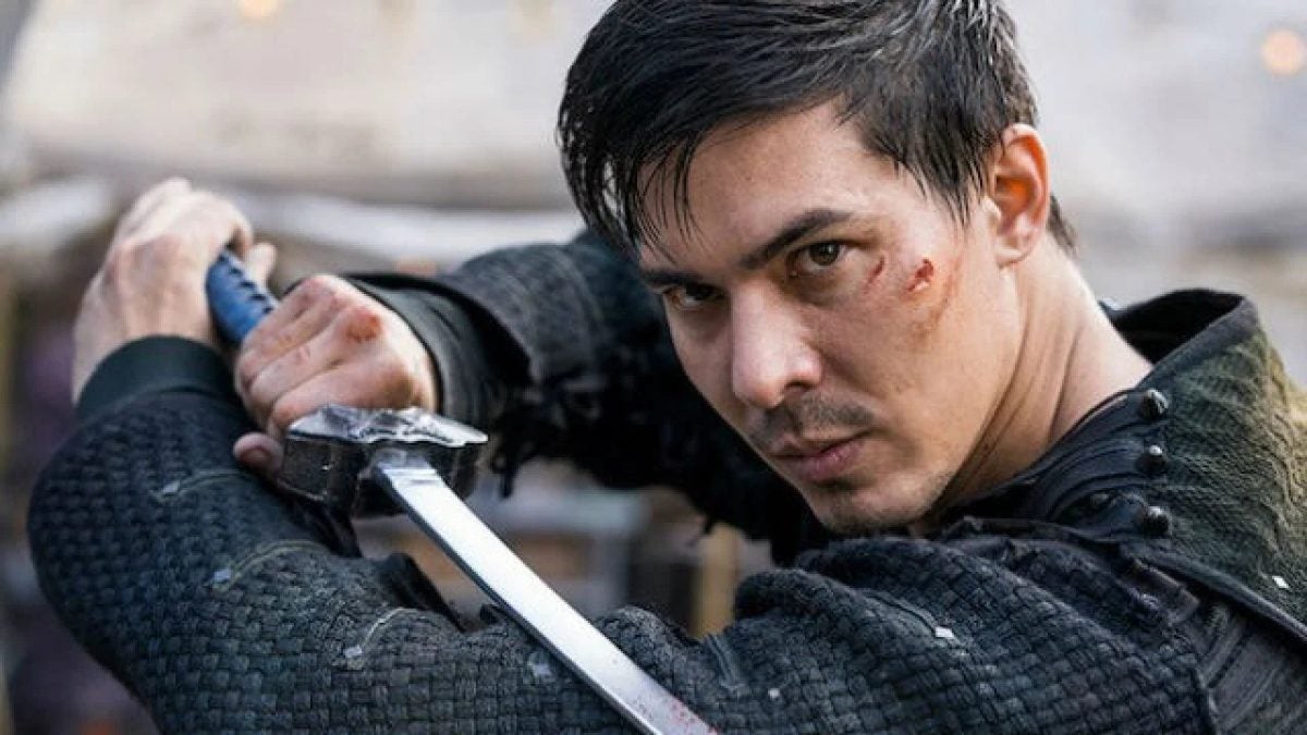 The protagonist of Mortal Kombat 2 engages in a (verbal) fight with one of the actors from Street Fighter