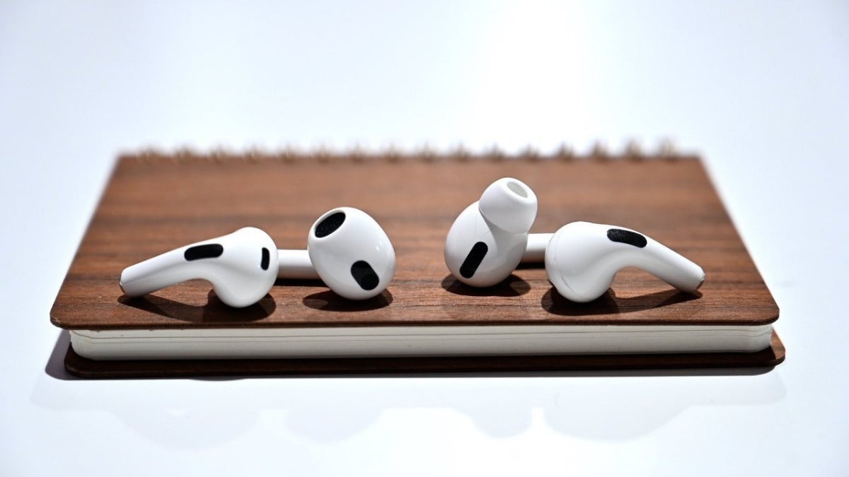 Apple patents fuel camera AirPods rumors: why you shouldn’t expect them yet