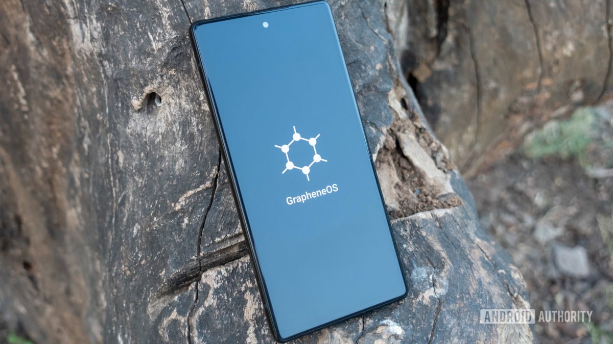 GrapheneOS plans Motorola support from 2027: foldables may follow