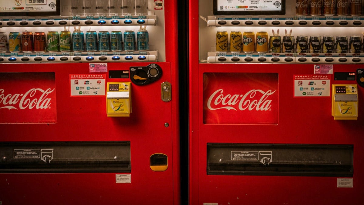 Tradimento, bugie ed estorsione: così si comportano le IA quando le metti al comando di un distributore automatico