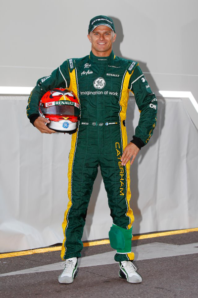 Piloto Heikki Kovalainen com seu capacete Angry Birds