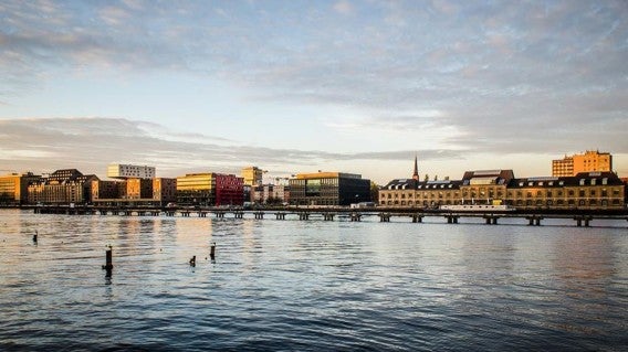 Facebook Places startet als eigenes Bewertungsportal für Restaurants und Geschäfte in Konkurrenz zu Yelp