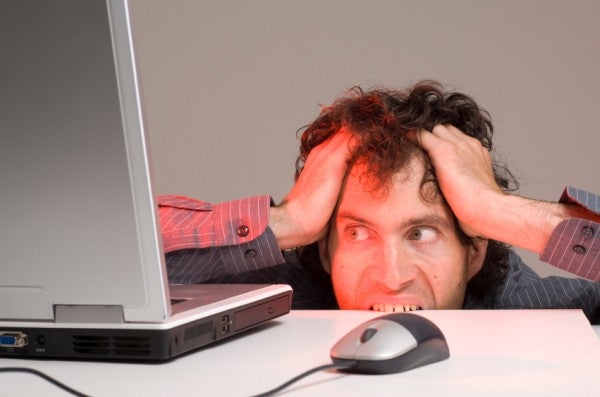 Ami réparateur de PC en rogne