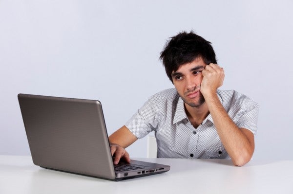 Adolescent devant son ordinateur Adolescent devant son ordinateur