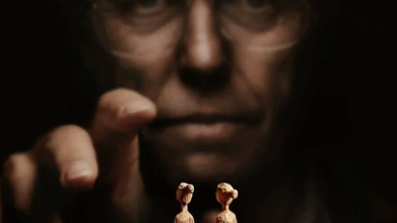 Hugh Grant incarne l’un des rôles d’horreur de l’année : découvrez le succès de Heretic
