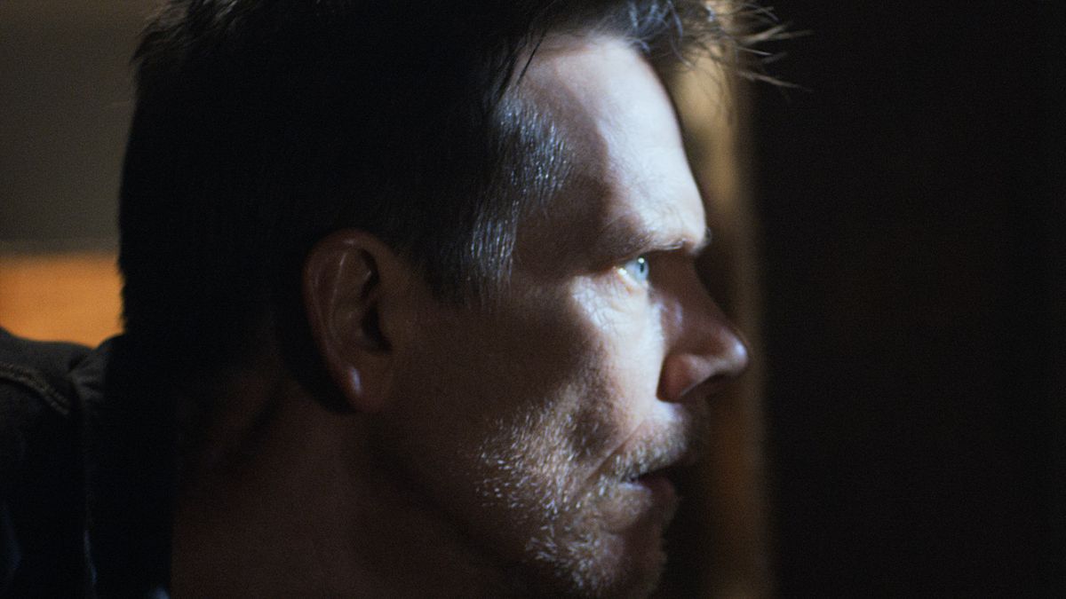 Explore les frasques comiques et démoniaques de Kevin Bacon dans The Bondsman