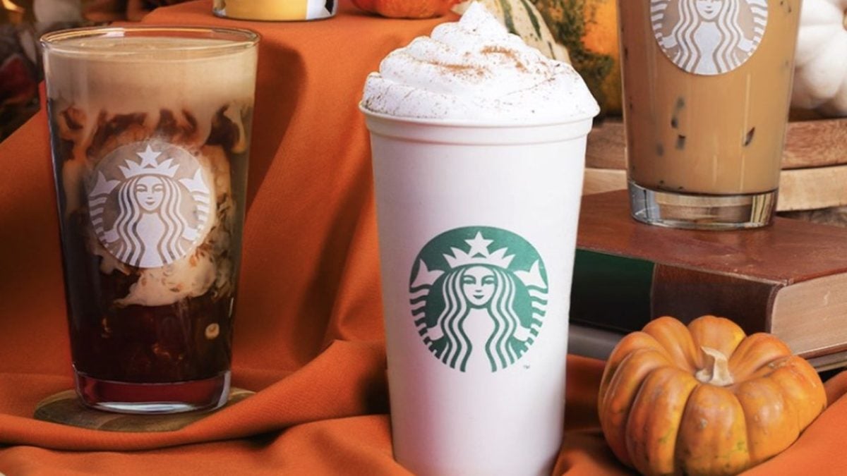 Starbucks retarde le lancement de son Pumpkin Spice Latte, mais ils ont une raison stratégique pour cela