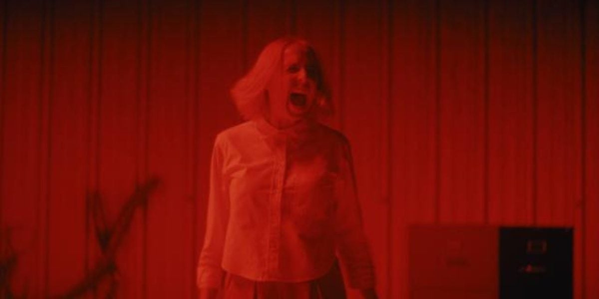 De la réalisatrice de Bodies Bodies Bodies arrive un film qui nous montre que les mariages peuvent être terrifiants