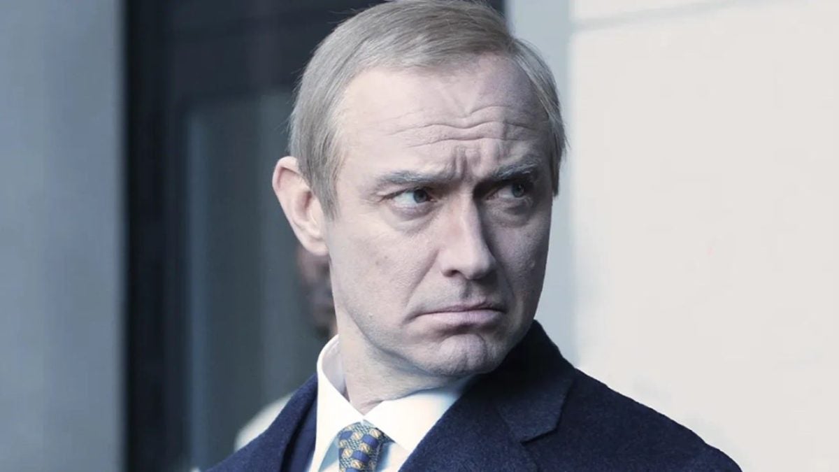 Olivier Assayas se confronte dans son nouveau film à dépeindre le leader le plus controversé du présent : Vladimir Poutine