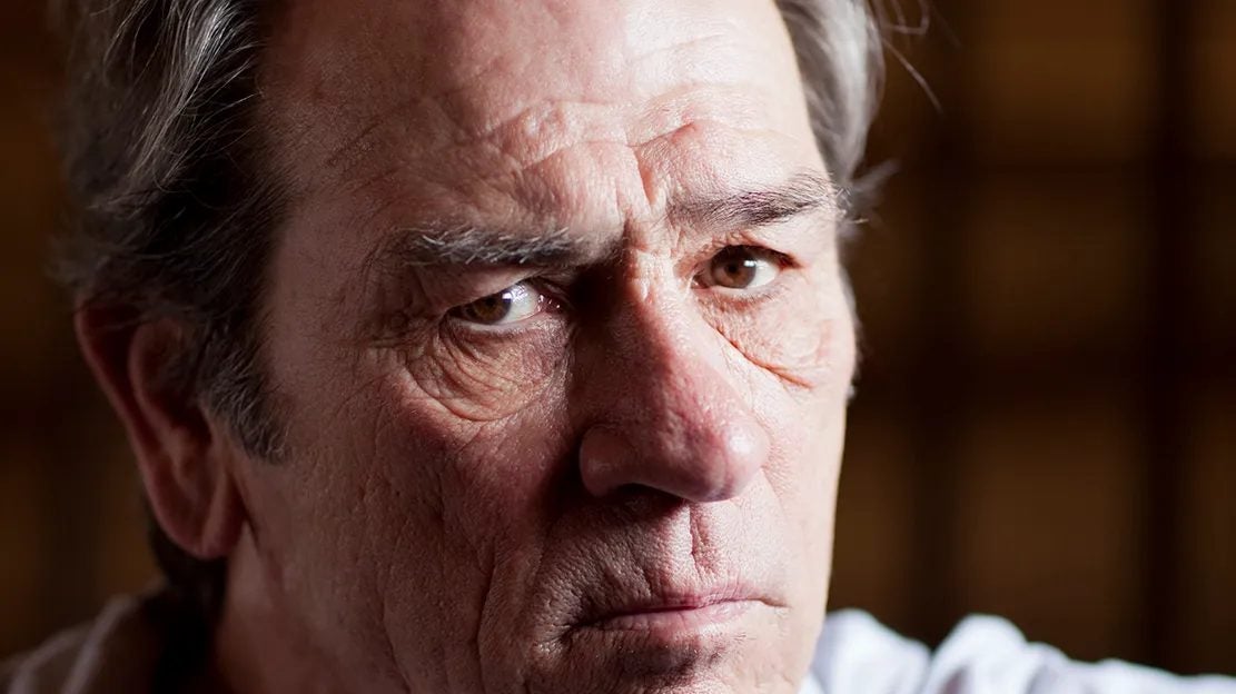 Tommy Lee Jones rejoint Ethan Hawke dans la deuxième saison de ce western noir