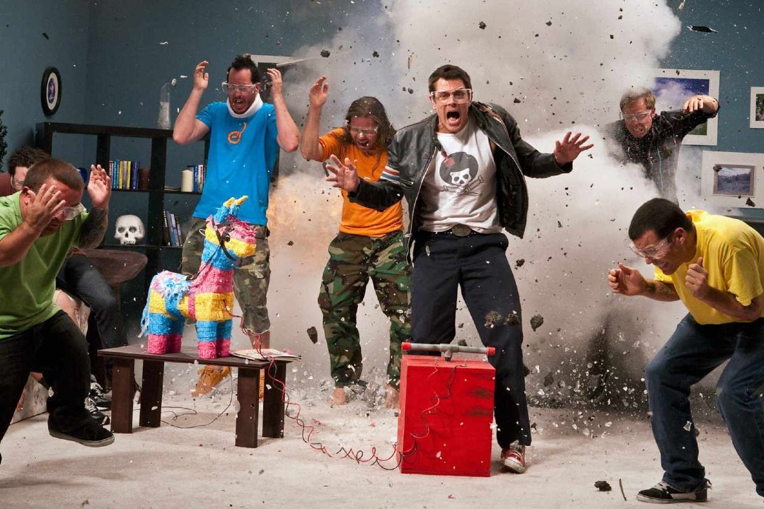 Il y a eu une explosion sur le tournage du dernier film de Jackass et le coupable était Johnny Knoxville
