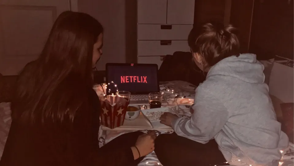 Exnovios que comparten cuenta, amigos a través de Netflix… dejar de compartir contraseña acabará con una bonita época
