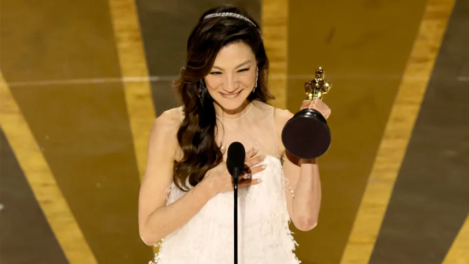 Michelle Yeoh sorprende como la mejor actriz en los Oscars gracias a Todo a la vez en todas partes