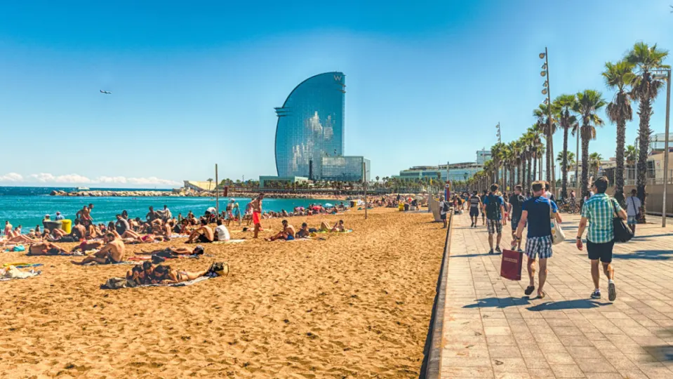 Sobrevive a la ola de calor en Barcelona: los 5 mejores planes para ponerse a salvo