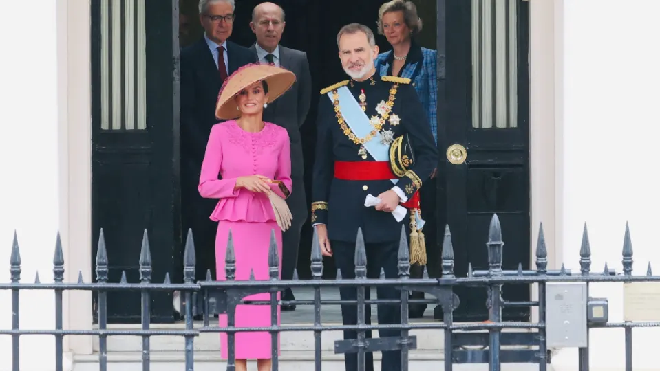 “Lleva un wok en la cabeza”: el look de la Reina Letizia en la Coronación separa a prensa y tuiteros