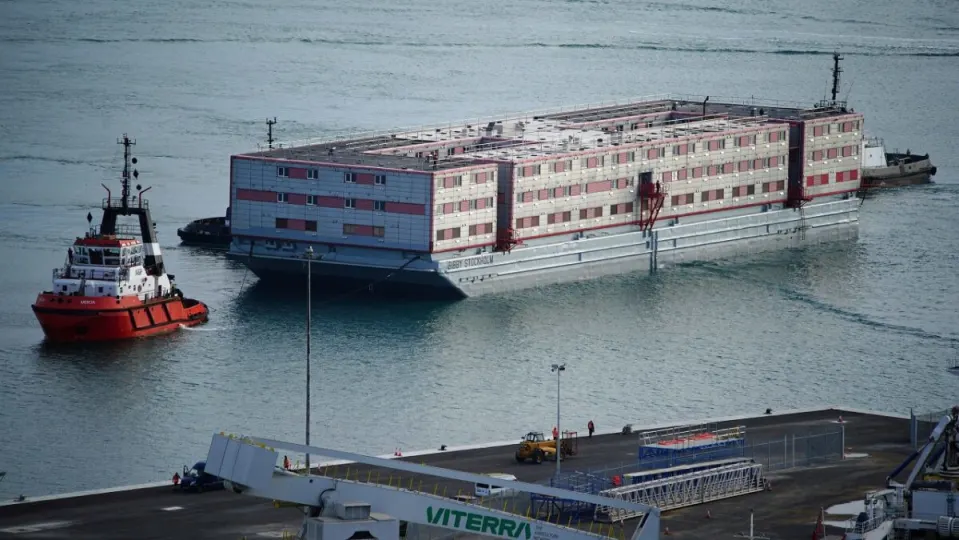 ¿Conoces el buque Bibby Stockholm? Una prisión flotante para 500 inmigrantes que ha comprado UK
