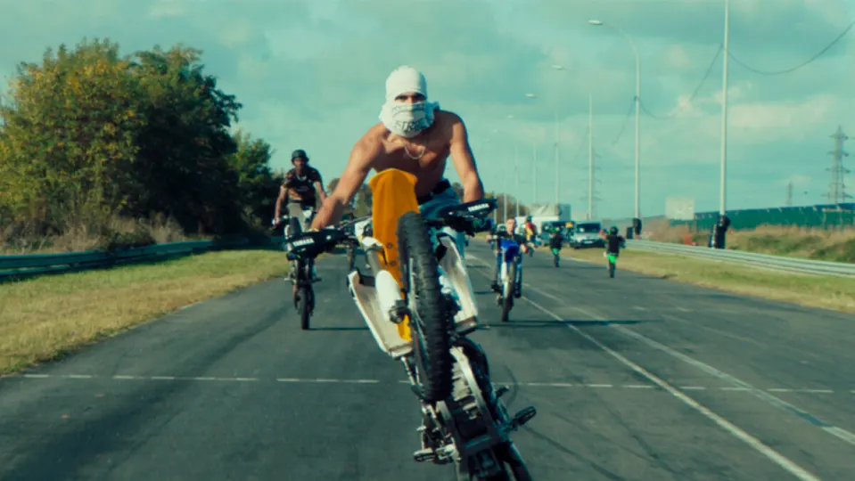 Esta película francesa de motos y suburbios promete ser la más quinqui del año
