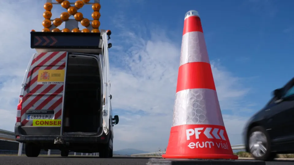 Revolutionary Technology: DGT’s ‘Smart Cones’ to Transform Highway Safety!