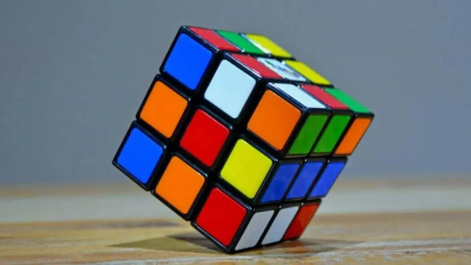 Rubik’s Cube Prodigy Sets Record with Three Consecutive Solves in Seconds