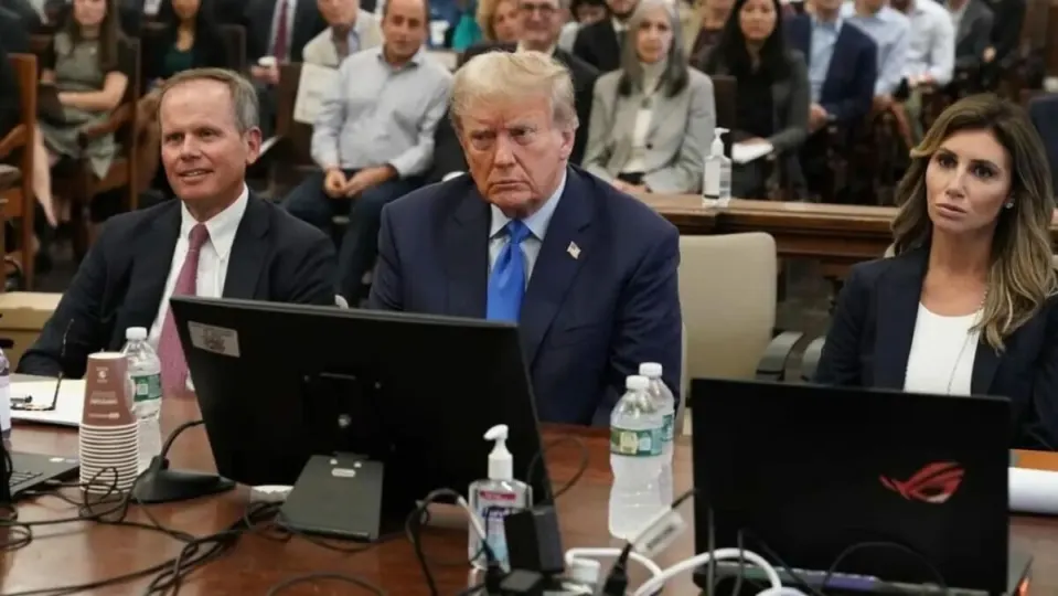 The lawyer of Donald Trump brings a gaming computer to the trial and it immediately goes viral