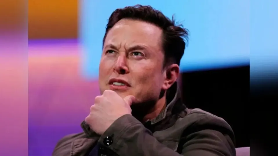 Elon Musk confuses himself with someone else, thinking he was talking to a friend in an absolute disaster