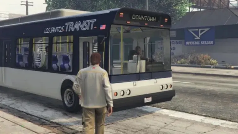 Un jugador de GTA V utiliza el bus por Los Santos tras fallar su propio examen de conducir